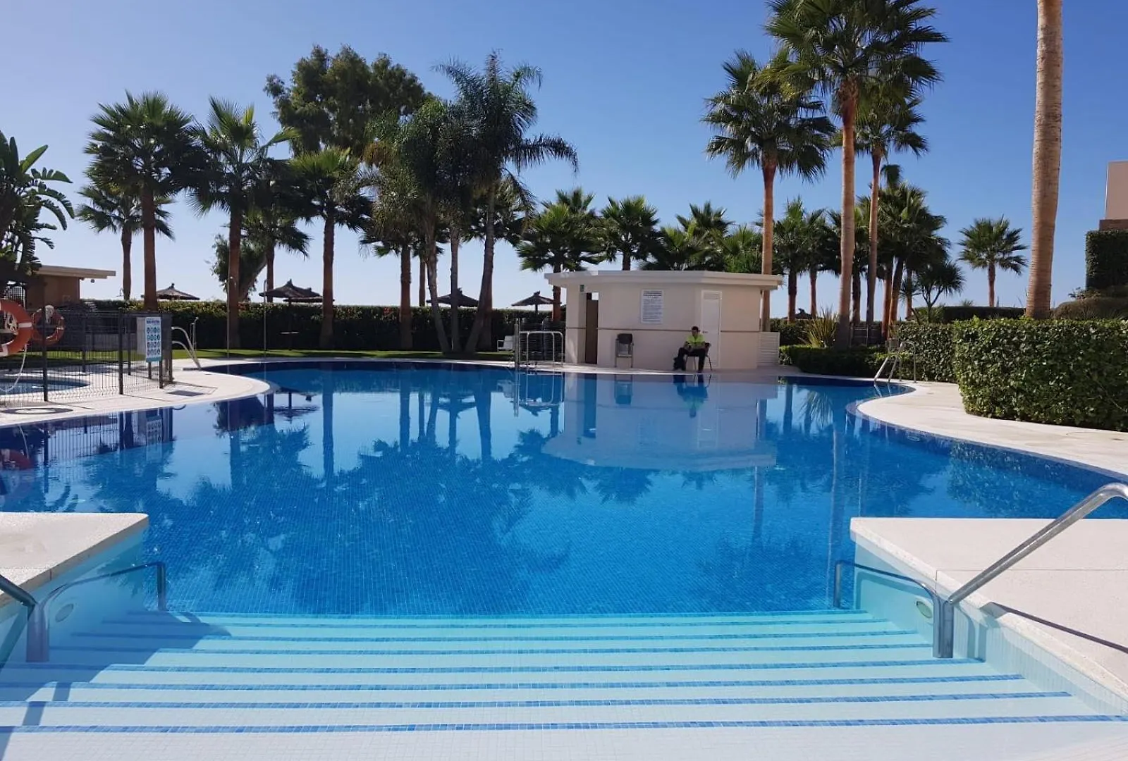 Δωμάτια σε οικογενειακή κατοικία Private Room And Bathroom In Luxury Complex Εστεπόνα Ισπανία